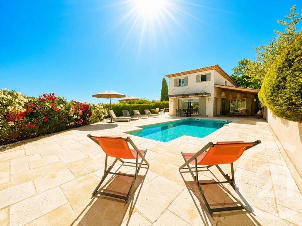 Maison à vendre  6 pièces - 188 m 2   COGOLIN  - 83
