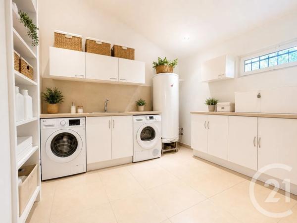 Maison à vendre  6 pièces - 188 m 2   COGOLIN  - 83