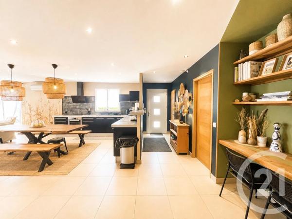 Maison à vendre  6 pièces - 188 m 2   COGOLIN  - 83