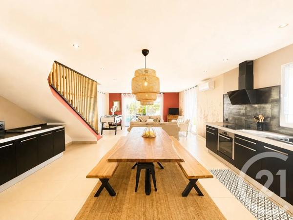 Maison à vendre  6 pièces - 188 m 2   COGOLIN  - 83