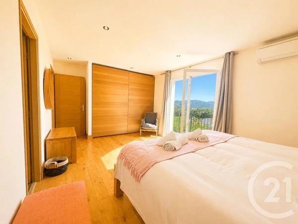 Maison à vendre  6 pièces - 188 m 2   COGOLIN  - 83