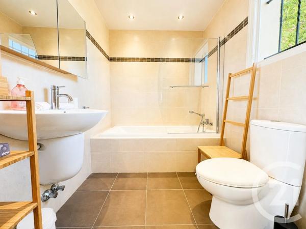 Maison à vendre  6 pièces - 188 m 2   COGOLIN  - 83