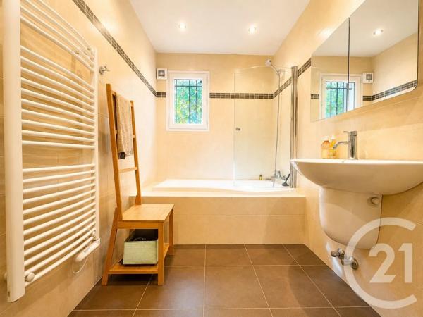 Maison à vendre  6 pièces - 188 m 2   COGOLIN  - 83