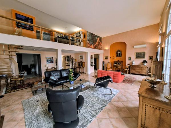 Duplex
                                                                                                                                                                                                                                                                                                                        6 pièce(s)                                                                                                                                                                                                          4 chambre(s)                                                                                                                                                                                                          165  m²