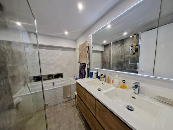 Duplex
                                                                                                                                                                                                                                                                                                                        6 pièce(s)                                                                                                                                                                                                          4 chambre(s)                                                                                                                                                                                                          165  m²