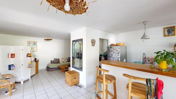 Idéalement placé, proche centre et plage, parking