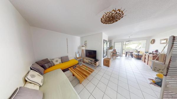 Idéalement placé, proche centre et plage, parking