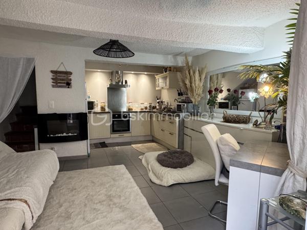 Une maison de village pleine de potentiel, idéale pour un premier achat, un pied-à-terre ou un investissement locatif.

Située à proximité immédiate du centre-ville de Lézignan-Corbières, cette maison de village d’environ 45 m² habitables se développe sur trois niveaux et offre une organisation fonctionnelle ainsi qu’un cadre de vie pratique au quotidien.

Au rez-de-chaussée, vous découvrirez une pièce de vie conviviale avec une cuisine équipée. Le premier étage accueille une chambre avec placard, une salle d’eau équipée d’une douche, d’un lavabo simple vasque et d’un sèche serviettes, ainsi qu’un WC indépendant. Au deuxième étage, une pièce sous les combles offre un espace supplémentaire pouvant être utilisé comme rangement ou selon vos besoins.

Cette maison une face bénéficie du double vitrage, d’un chauffage assuré par des radiateurs électriques et d’une façade récemment refaite, offrant ainsi une base saine pour profiter pleinement du bien.

Son emplacement permet de rejoindre facilement le centre-ville et ses commerces, services et commodités, tout en bénéficiant du calme d’un environnement résidentiel.

Contactez moi pour obtenir davantage d’informations ou organiser une visite de cette maison de village aux multiples possibilités.