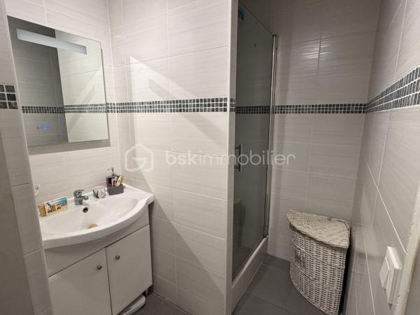 Une maison de village pleine de potentiel, idéale pour un premier achat, un pied-à-terre ou un investissement locatif.

Située à proximité immédiate du centre-ville de Lézignan-Corbières, cette maison de village d’environ 45 m² habitables se développe sur trois niveaux et offre une organisation fonctionnelle ainsi qu’un cadre de vie pratique au quotidien.

Au rez-de-chaussée, vous découvrirez une pièce de vie conviviale avec une cuisine équipée. Le premier étage accueille une chambre avec placard, une salle d’eau équipée d’une douche, d’un lavabo simple vasque et d’un sèche serviettes, ainsi qu’un WC indépendant. Au deuxième étage, une pièce sous les combles offre un espace supplémentaire pouvant être utilisé comme rangement ou selon vos besoins.

Cette maison une face bénéficie du double vitrage, d’un chauffage assuré par des radiateurs électriques et d’une façade récemment refaite, offrant ainsi une base saine pour profiter pleinement du bien.

Son emplacement permet de rejoindre facilement le centre-ville et ses commerces, services et commodités, tout en bénéficiant du calme d’un environnement résidentiel.

Contactez moi pour obtenir davantage d’informations ou organiser une visite de cette maison de village aux multiples possibilités.
