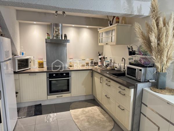 Une maison de village pleine de potentiel, idéale pour un premier achat, un pied-à-terre ou un investissement locatif.

Située à proximité immédiate du centre-ville de Lézignan-Corbières, cette maison de village d’environ 45 m² habitables se développe sur trois niveaux et offre une organisation fonctionnelle ainsi qu’un cadre de vie pratique au quotidien.

Au rez-de-chaussée, vous découvrirez une pièce de vie conviviale avec une cuisine équipée. Le premier étage accueille une chambre avec placard, une salle d’eau équipée d’une douche, d’un lavabo simple vasque et d’un sèche serviettes, ainsi qu’un WC indépendant. Au deuxième étage, une pièce sous les combles offre un espace supplémentaire pouvant être utilisé comme rangement ou selon vos besoins.

Cette maison une face bénéficie du double vitrage, d’un chauffage assuré par des radiateurs électriques et d’une façade récemment refaite, offrant ainsi une base saine pour profiter pleinement du bien.

Son emplacement permet de rejoindre facilement le centre-ville et ses commerces, services et commodités, tout en bénéficiant du calme d’un environnement résidentiel.

Contactez moi pour obtenir davantage d’informations ou organiser une visite de cette maison de village aux multiples possibilités.