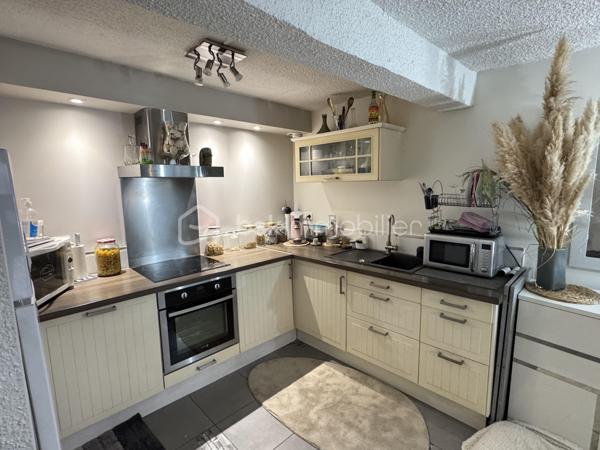 Une maison de village pleine de potentiel, idéale pour un premier achat, un pied-à-terre ou un investissement locatif.

Située à proximité immédiate du centre-ville de Lézignan-Corbières, cette maison de village d’environ 45 m² habitables se développe sur trois niveaux et offre une organisation fonctionnelle ainsi qu’un cadre de vie pratique au quotidien.

Au rez-de-chaussée, vous découvrirez une pièce de vie conviviale avec une cuisine équipée. Le premier étage accueille une chambre avec placard, une salle d’eau équipée d’une douche, d’un lavabo simple vasque et d’un sèche serviettes, ainsi qu’un WC indépendant. Au deuxième étage, une pièce sous les combles offre un espace supplémentaire pouvant être utilisé comme rangement ou selon vos besoins.

Cette maison une face bénéficie du double vitrage, d’un chauffage assuré par des radiateurs électriques et d’une façade récemment refaite, offrant ainsi une base saine pour profiter pleinement du bien.

Son emplacement permet de rejoindre facilement le centre-ville et ses commerces, services et commodités, tout en bénéficiant du calme d’un environnement résidentiel.

Contactez moi pour obtenir davantage d’informations ou organiser une visite de cette maison de village aux multiples possibilités.