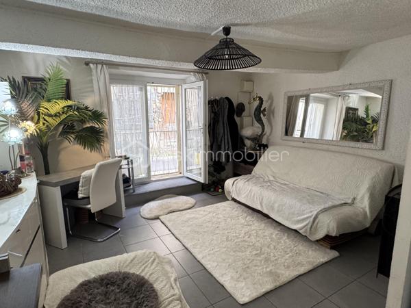 Une maison de village pleine de potentiel, idéale pour un premier achat, un pied-à-terre ou un investissement locatif.

Située à proximité immédiate du centre-ville de Lézignan-Corbières, cette maison de village d’environ 45 m² habitables se développe sur trois niveaux et offre une organisation fonctionnelle ainsi qu’un cadre de vie pratique au quotidien.

Au rez-de-chaussée, vous découvrirez une pièce de vie conviviale avec une cuisine équipée. Le premier étage accueille une chambre avec placard, une salle d’eau équipée d’une douche, d’un lavabo simple vasque et d’un sèche serviettes, ainsi qu’un WC indépendant. Au deuxième étage, une pièce sous les combles offre un espace supplémentaire pouvant être utilisé comme rangement ou selon vos besoins.

Cette maison une face bénéficie du double vitrage, d’un chauffage assuré par des radiateurs électriques et d’une façade récemment refaite, offrant ainsi une base saine pour profiter pleinement du bien.

Son emplacement permet de rejoindre facilement le centre-ville et ses commerces, services et commodités, tout en bénéficiant du calme d’un environnement résidentiel.

Contactez moi pour obtenir davantage d’informations ou organiser une visite de cette maison de village aux multiples possibilités.