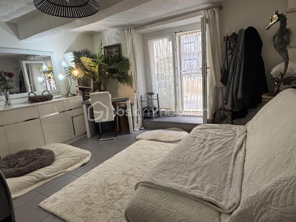 Une maison de village pleine de potentiel, idéale pour un premier achat, un pied-à-terre ou un investissement locatif.

Située à proximité immédiate du centre-ville de Lézignan-Corbières, cette maison de village d’environ 45 m² habitables se développe sur trois niveaux et offre une organisation fonctionnelle ainsi qu’un cadre de vie pratique au quotidien.

Au rez-de-chaussée, vous découvrirez une pièce de vie conviviale avec une cuisine équipée. Le premier étage accueille une chambre avec placard, une salle d’eau équipée d’une douche, d’un lavabo simple vasque et d’un sèche serviettes, ainsi qu’un WC indépendant. Au deuxième étage, une pièce sous les combles offre un espace supplémentaire pouvant être utilisé comme rangement ou selon vos besoins.

Cette maison une face bénéficie du double vitrage, d’un chauffage assuré par des radiateurs électriques et d’une façade récemment refaite, offrant ainsi une base saine pour profiter pleinement du bien.

Son emplacement permet de rejoindre facilement le centre-ville et ses commerces, services et commodités, tout en bénéficiant du calme d’un environnement résidentiel.

Contactez moi pour obtenir davantage d’informations ou organiser une visite de cette maison de village aux multiples possibilités.