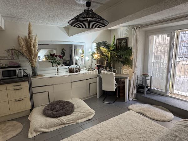 Une maison de village pleine de potentiel, idéale pour un premier achat, un pied-à-terre ou un investissement locatif.

Située à proximité immédiate du centre-ville de Lézignan-Corbières, cette maison de village d’environ 45 m² habitables se développe sur trois niveaux et offre une organisation fonctionnelle ainsi qu’un cadre de vie pratique au quotidien.

Au rez-de-chaussée, vous découvrirez une pièce de vie conviviale avec une cuisine équipée. Le premier étage accueille une chambre avec placard, une salle d’eau équipée d’une douche, d’un lavabo simple vasque et d’un sèche serviettes, ainsi qu’un WC indépendant. Au deuxième étage, une pièce sous les combles offre un espace supplémentaire pouvant être utilisé comme rangement ou selon vos besoins.

Cette maison une face bénéficie du double vitrage, d’un chauffage assuré par des radiateurs électriques et d’une façade récemment refaite, offrant ainsi une base saine pour profiter pleinement du bien.

Son emplacement permet de rejoindre facilement le centre-ville et ses commerces, services et commodités, tout en bénéficiant du calme d’un environnement résidentiel.

Contactez moi pour obtenir davantage d’informations ou organiser une visite de cette maison de village aux multiples possibilités.