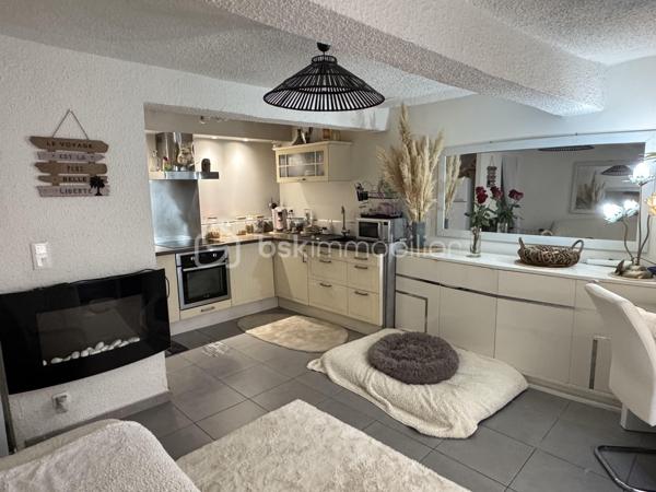 Une maison de village pleine de potentiel, idéale pour un premier achat, un pied-à-terre ou un investissement locatif.

Située à proximité immédiate du centre-ville de Lézignan-Corbières, cette maison de village d’environ 45 m² habitables se développe sur trois niveaux et offre une organisation fonctionnelle ainsi qu’un cadre de vie pratique au quotidien.

Au rez-de-chaussée, vous découvrirez une pièce de vie conviviale avec une cuisine équipée. Le premier étage accueille une chambre avec placard, une salle d’eau équipée d’une douche, d’un lavabo simple vasque et d’un sèche serviettes, ainsi qu’un WC indépendant. Au deuxième étage, une pièce sous les combles offre un espace supplémentaire pouvant être utilisé comme rangement ou selon vos besoins.

Cette maison une face bénéficie du double vitrage, d’un chauffage assuré par des radiateurs électriques et d’une façade récemment refaite, offrant ainsi une base saine pour profiter pleinement du bien.

Son emplacement permet de rejoindre facilement le centre-ville et ses commerces, services et commodités, tout en bénéficiant du calme d’un environnement résidentiel.

Contactez moi pour obtenir davantage d’informations ou organiser une visite de cette maison de village aux multiples possibilités.