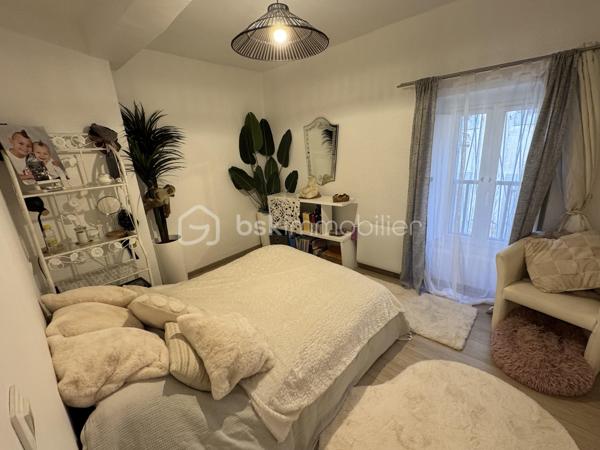 Une maison de village pleine de potentiel, idéale pour un premier achat, un pied-à-terre ou un investissement locatif.

Située à proximité immédiate du centre-ville de Lézignan-Corbières, cette maison de village d’environ 45 m² habitables se développe sur trois niveaux et offre une organisation fonctionnelle ainsi qu’un cadre de vie pratique au quotidien.

Au rez-de-chaussée, vous découvrirez une pièce de vie conviviale avec une cuisine équipée. Le premier étage accueille une chambre avec placard, une salle d’eau équipée d’une douche, d’un lavabo simple vasque et d’un sèche serviettes, ainsi qu’un WC indépendant. Au deuxième étage, une pièce sous les combles offre un espace supplémentaire pouvant être utilisé comme rangement ou selon vos besoins.

Cette maison une face bénéficie du double vitrage, d’un chauffage assuré par des radiateurs électriques et d’une façade récemment refaite, offrant ainsi une base saine pour profiter pleinement du bien.

Son emplacement permet de rejoindre facilement le centre-ville et ses commerces, services et commodités, tout en bénéficiant du calme d’un environnement résidentiel.

Contactez moi pour obtenir davantage d’informations ou organiser une visite de cette maison de village aux multiples possibilités.