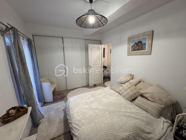 Une maison de village pleine de potentiel, idéale pour un premier achat, un pied-à-terre ou un investissement locatif.

Située à proximité immédiate du centre-ville de Lézignan-Corbières, cette maison de village d’environ 45 m² habitables se développe sur trois niveaux et offre une organisation fonctionnelle ainsi qu’un cadre de vie pratique au quotidien.

Au rez-de-chaussée, vous découvrirez une pièce de vie conviviale avec une cuisine équipée. Le premier étage accueille une chambre avec placard, une salle d’eau équipée d’une douche, d’un lavabo simple vasque et d’un sèche serviettes, ainsi qu’un WC indépendant. Au deuxième étage, une pièce sous les combles offre un espace supplémentaire pouvant être utilisé comme rangement ou selon vos besoins.

Cette maison une face bénéficie du double vitrage, d’un chauffage assuré par des radiateurs électriques et d’une façade récemment refaite, offrant ainsi une base saine pour profiter pleinement du bien.

Son emplacement permet de rejoindre facilement le centre-ville et ses commerces, services et commodités, tout en bénéficiant du calme d’un environnement résidentiel.

Contactez moi pour obtenir davantage d’informations ou organiser une visite de cette maison de village aux multiples possibilités.