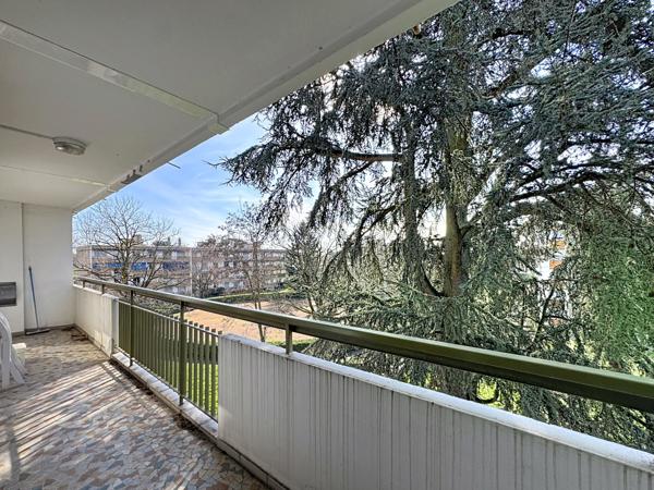 Bron (69500) T4 AVEC BALCON CAVE