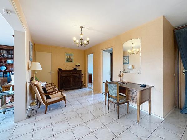 Bron (69500) T4 AVEC BALCON CAVE