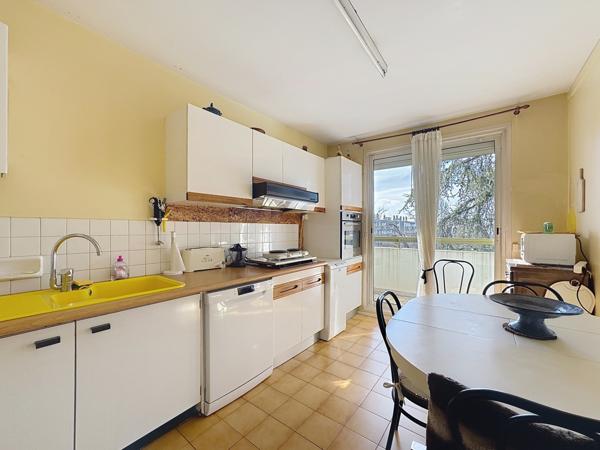 Bron (69500) T4 AVEC BALCON CAVE