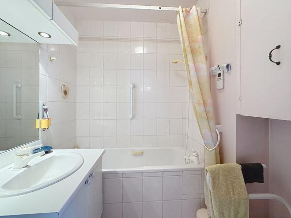 Bron (69500) T4 AVEC BALCON CAVE