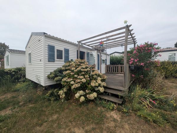 AMBON MOBIL-HOME DE 26m² ENVIRON 2 CHAMBRES AVEC TERRASSE BOIS SUR L'EXTÉRIEUR ET ABRIS DE JARDIN PARCELLE DE 200m² ENVIRON
