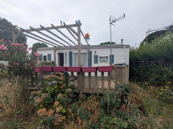 AMBON MOBIL-HOME DE 26m² ENVIRON 2 CHAMBRES AVEC TERRASSE BOIS SUR L'EXTÉRIEUR ET ABRIS DE JARDIN PARCELLE DE 200m² ENVIRON