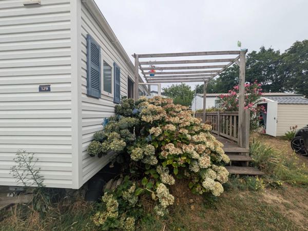 AMBON MOBIL-HOME DE 26m² ENVIRON 2 CHAMBRES AVEC TERRASSE BOIS SUR L'EXTÉRIEUR ET ABRIS DE JARDIN PARCELLE DE 200m² ENVIRON