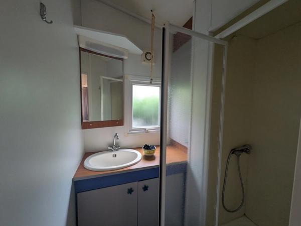 AMBON MOBIL-HOME DE 26m² ENVIRON 2 CHAMBRES AVEC TERRASSE BOIS SUR L'EXTÉRIEUR ET ABRIS DE JARDIN PARCELLE DE 200m² ENVIRON