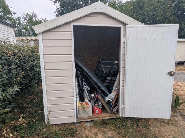 AMBON MOBIL-HOME DE 26m² ENVIRON 2 CHAMBRES AVEC TERRASSE BOIS SUR L'EXTÉRIEUR ET ABRIS DE JARDIN PARCELLE DE 200m² ENVIRON