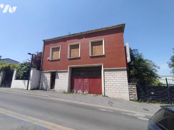 Sur la commune de Romainville (Seine-Saint-Denis) Immeuble de 2 appartements et atelier