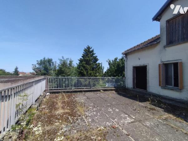 Sur la commune de Romainville (Seine-Saint-Denis) Immeuble de 2 appartements et atelier