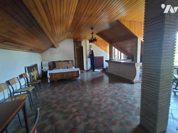 Sur la commune de Romainville (Seine-Saint-Denis) Immeuble de 2 appartements et atelier