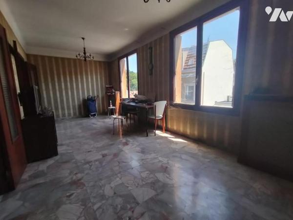 Sur la commune de Romainville (Seine-Saint-Denis) Immeuble de 2 appartements et atelier