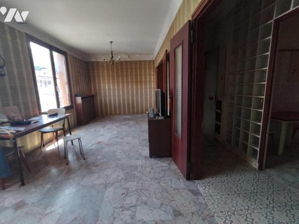 Sur la commune de Romainville (Seine-Saint-Denis) Immeuble de 2 appartements et atelier