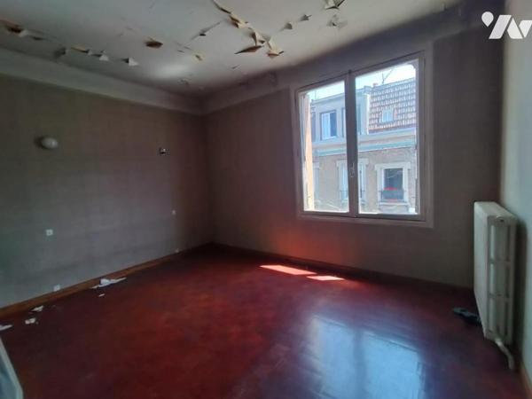 Sur la commune de Romainville (Seine-Saint-Denis) Immeuble de 2 appartements et atelier