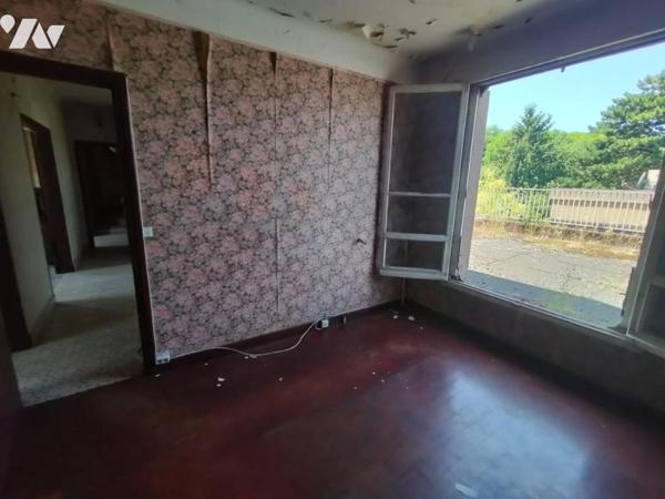 Sur la commune de Romainville (Seine-Saint-Denis) Immeuble de 2 appartements et atelier