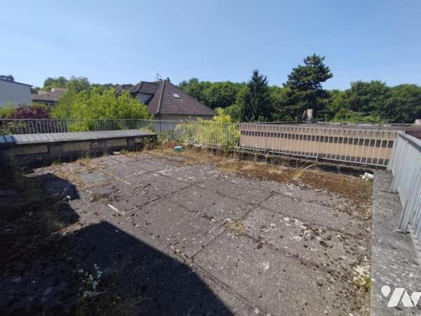 Sur la commune de Romainville (Seine-Saint-Denis) Immeuble de 2 appartements et atelier