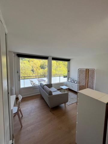 À louer : studio meublé avec balcon ? Centre Saint-Julien-en-Genevois