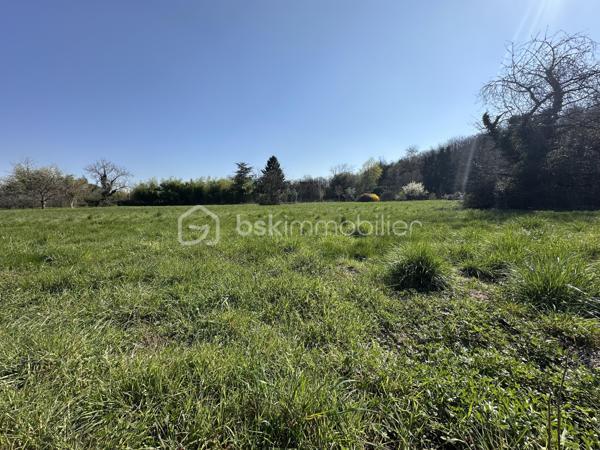 NOUVEAU PRIX : 265 000 € !

Saint-Bonnet-de-Mure - terrain de 602 m² viabilisé

📍 À seulement 700 mètres du centre

Vous rêvez de construire votre maison dans un environnement de qualité ?
Ce terrain est prêt à accueillir votre projet !

🔹 Les atouts du terrain :
- Coefficient d'emprise au sol de 30 % (soit 180 m²)
- Exposition idéale et au calme
- Bus C201 à 5 minutes à pied
- Libre constructeur (mise en relation possible)
- Possibilité de construction de plain-pied ou à étage

💡Plus qu'un terrain disponible, consultez-nous pour plus de détails