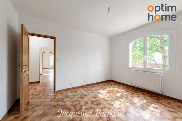 Gardanne secteur Galine -Picon : villa traditionnelle 5 pièces et double garage sur 780m2 de terrain au calme.