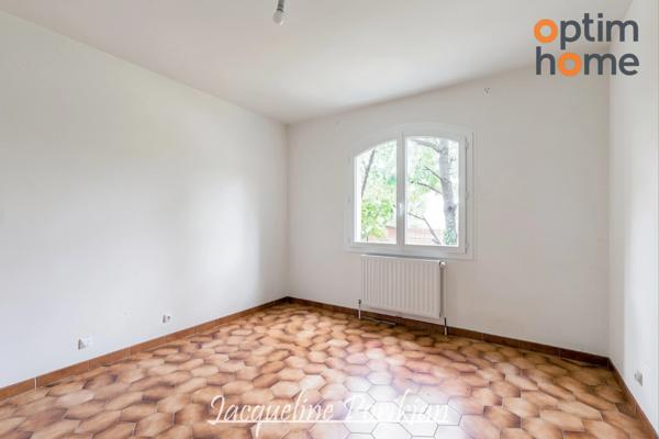 Gardanne secteur Galine -Picon : villa traditionnelle 5 pièces et double garage sur 780m2 de terrain au calme.