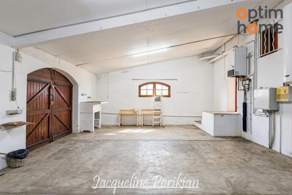 Gardanne secteur Galine -Picon : villa traditionnelle 5 pièces et double garage sur 780m2 de terrain au calme.