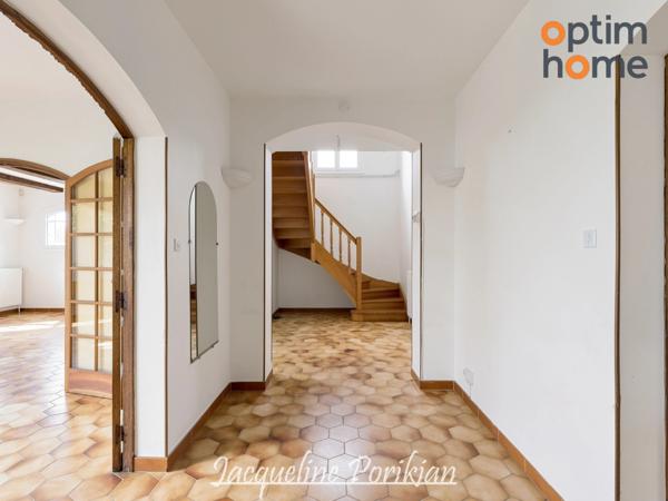 Gardanne secteur Galine -Picon : villa traditionnelle 5 pièces et double garage sur 780m2 de terrain au calme.
