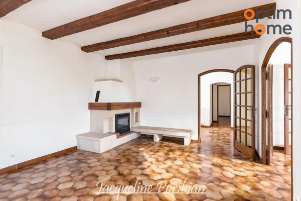 Gardanne secteur Galine -Picon : villa traditionnelle 5 pièces et double garage sur 780m2 de terrain au calme.