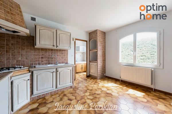 Gardanne secteur Galine -Picon : villa traditionnelle 5 pièces et double garage sur 780m2 de terrain au calme.