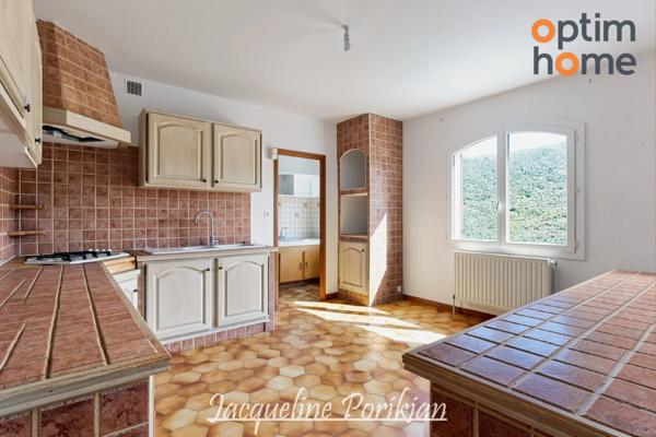 Gardanne secteur Galine -Picon : villa traditionnelle 5 pièces et double garage sur 780m2 de terrain au calme.