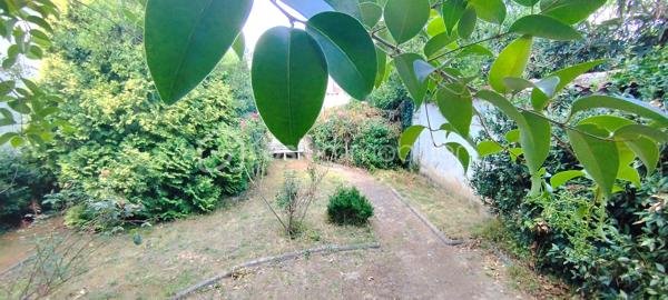 A vendre 8min sortie péage autoroute Damazan, au confluent du Lot et de la Garonne, au cœur de la Nouvelle Aquitaine, Maison pierre avec espace vert et garage 
En osmose avec sa ville historique et touristique, venez profiter de cette spacieuse maison proche commodités, commerces et établissements scolaires. 
Ce bien  vous surprend autant par son espace intérieur, que par son potentiel. 
Vous pouvez profiter :
- de prestations très appréciées comme : séjours, cheminée, cuisine aménagée, chauffage central, garages...
- de l'espace : nombreuses chambres, salles de bain, d'eau, WC, rangements, terrasses avec terrain clos et verdoyant sans vis à vis...
L'élégance de ce lieu unique vous accueille dès à présent et vous offre l'opportunité de réaliser toutes vos envies.
Affaire à saisir :)