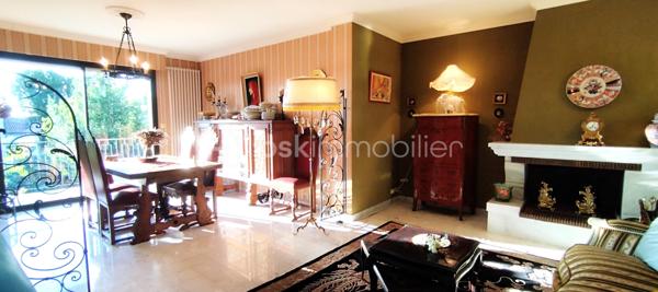 A vendre 8min sortie péage autoroute Damazan, au confluent du Lot et de la Garonne, au cœur de la Nouvelle Aquitaine, Maison pierre avec espace vert et garage 
En osmose avec sa ville historique et touristique, venez profiter de cette spacieuse maison proche commodités, commerces et établissements scolaires. 
Ce bien  vous surprend autant par son espace intérieur, que par son potentiel. 
Vous pouvez profiter :
- de prestations très appréciées comme : séjours, cheminée, cuisine aménagée, chauffage central, garages...
- de l'espace : nombreuses chambres, salles de bain, d'eau, WC, rangements, terrasses avec terrain clos et verdoyant sans vis à vis...
L'élégance de ce lieu unique vous accueille dès à présent et vous offre l'opportunité de réaliser toutes vos envies.
Affaire à saisir :)
