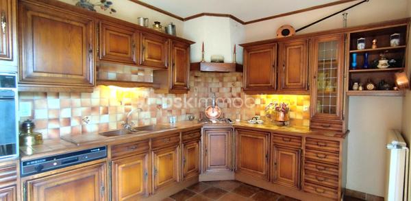 A vendre 8min sortie péage autoroute Damazan, au confluent du Lot et de la Garonne, au cœur de la Nouvelle Aquitaine, Maison pierre avec espace vert et garage 
En osmose avec sa ville historique et touristique, venez profiter de cette spacieuse maison proche commodités, commerces et établissements scolaires. 
Ce bien  vous surprend autant par son espace intérieur, que par son potentiel. 
Vous pouvez profiter :
- de prestations très appréciées comme : séjours, cheminée, cuisine aménagée, chauffage central, garages...
- de l'espace : nombreuses chambres, salles de bain, d'eau, WC, rangements, terrasses avec terrain clos et verdoyant sans vis à vis...
L'élégance de ce lieu unique vous accueille dès à présent et vous offre l'opportunité de réaliser toutes vos envies.
Affaire à saisir :)